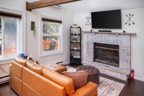 Lakefront Chalet - 3BR, Private Dock, Sleeps 10